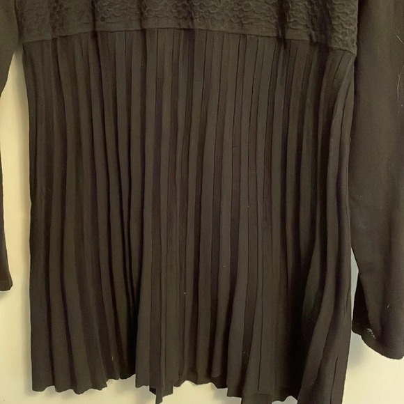 Daisy Fuentes sweater dress, XL. Scallop detail on bodice. Pleated bottom. Black - Picture 5 of 7